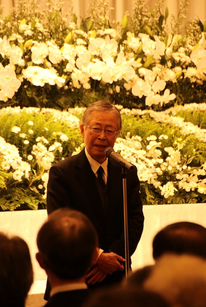 「お別れの会」であいさつする佐藤雄平元知事
