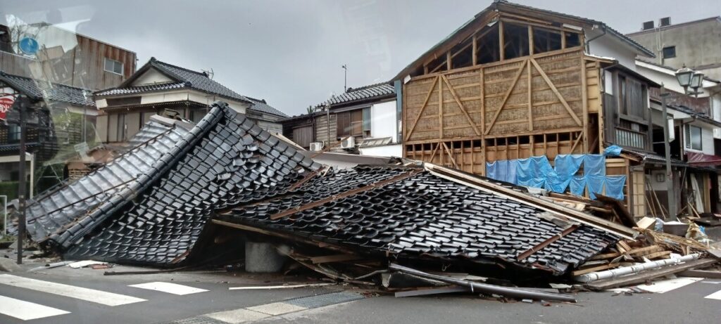 写真は倒壊した住宅(輪島市、藤室玲治さん撮影)