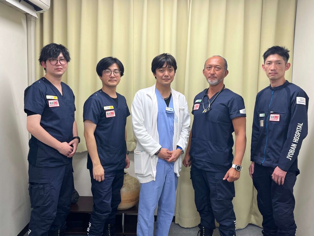 被災地でDMATとして活動した澤野医師(中央)ら常磐病院スタッフ