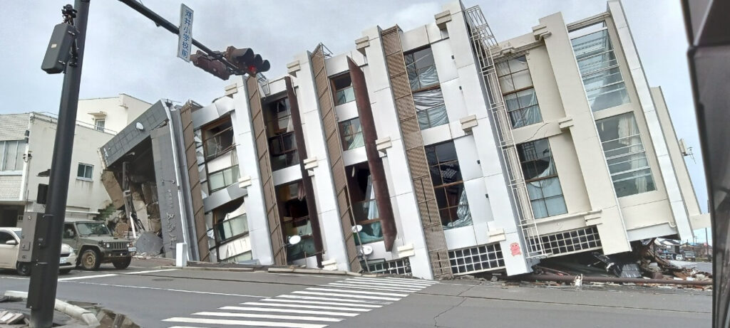 倒壊した7階建てのビル(輪島市、藤室玲治さん撮影)