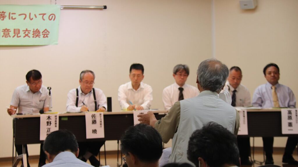 東電や政府に質問する観客