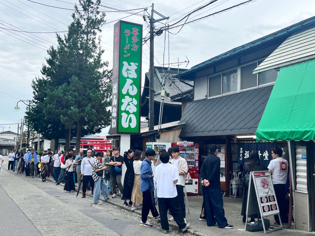 坂内食堂の前にできた長い行列