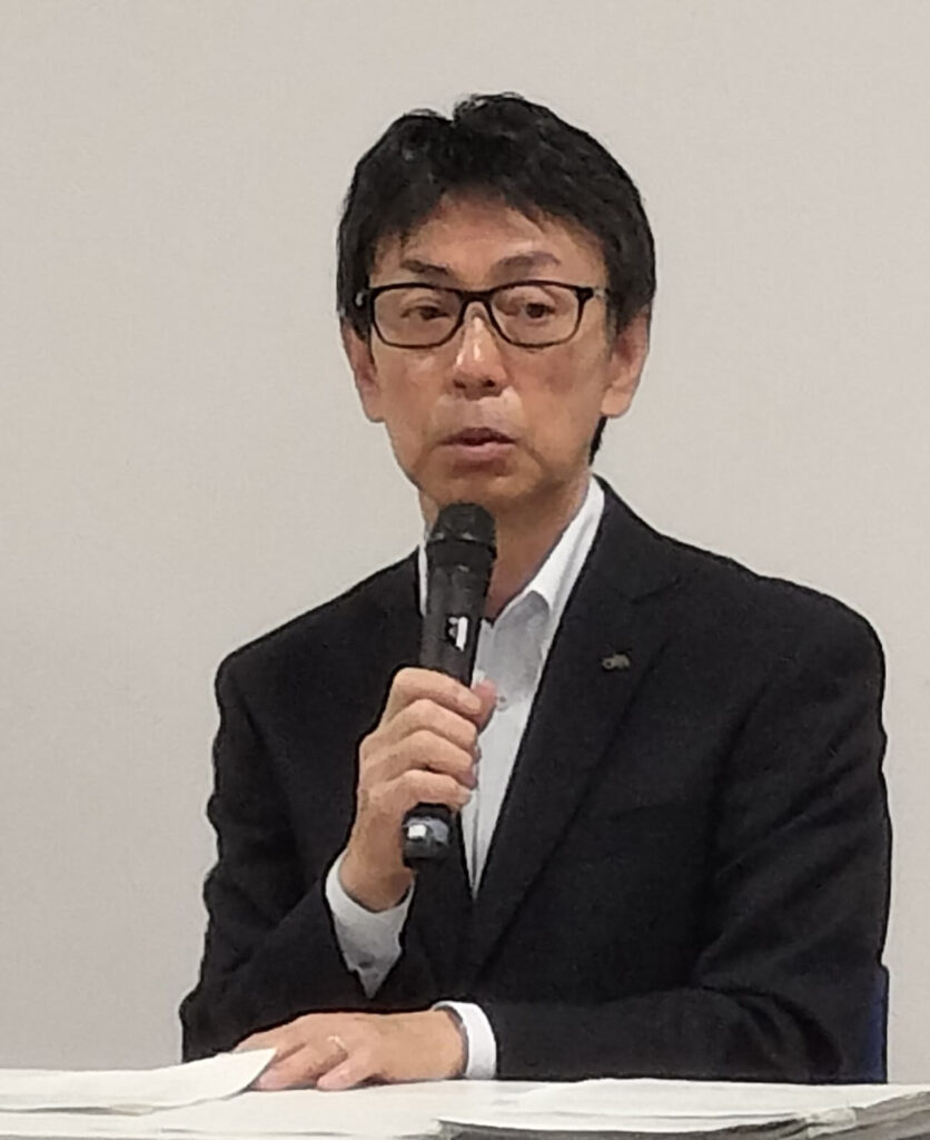 報酬減額案否決後の記者会見で、高規格救急車事業の責任を語る引地町長