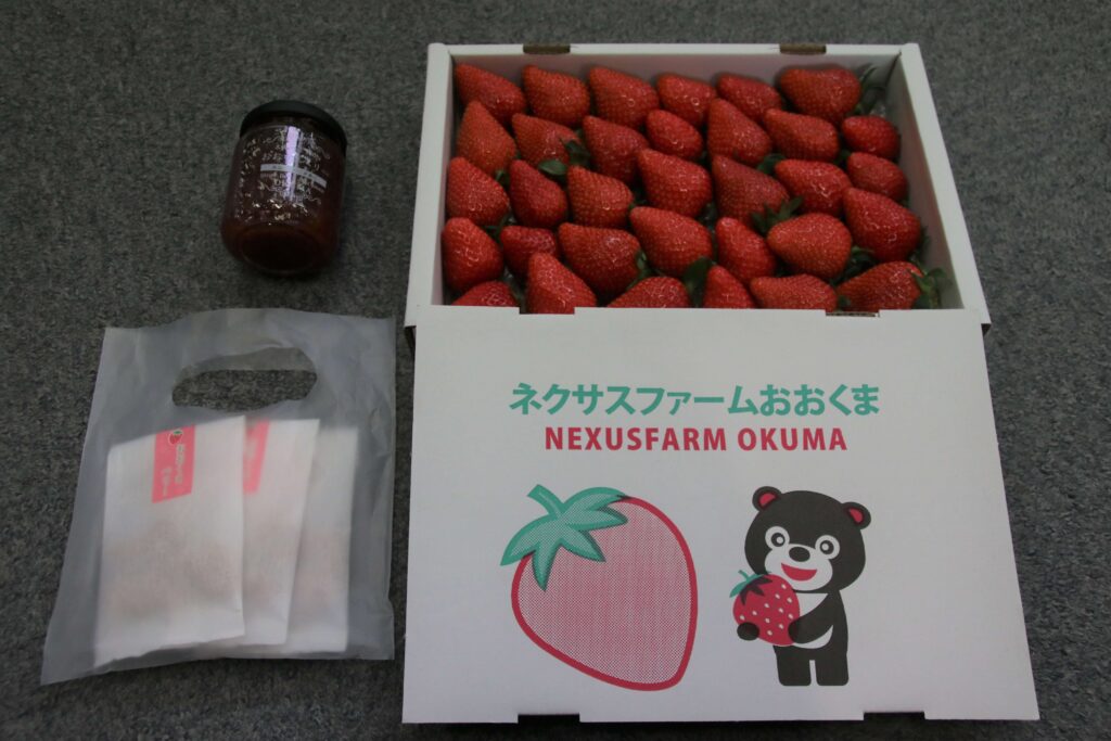 工場で生産されたイチゴと加工食品（2021年5月撮影）